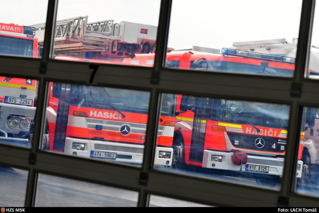 Nepřehlédnutelné vozy moravskoslezských hasičů. Foto: hzs msk