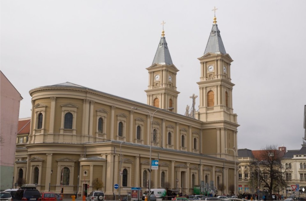 Katedrála po náročné rekonstrukci, kdy získala novou střechu, okna i barvu