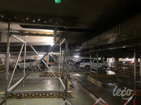 Strop podzemních garáží podepírá z důvodu umístění Velkého daru na 12 parkovacích místech umístěné lešení